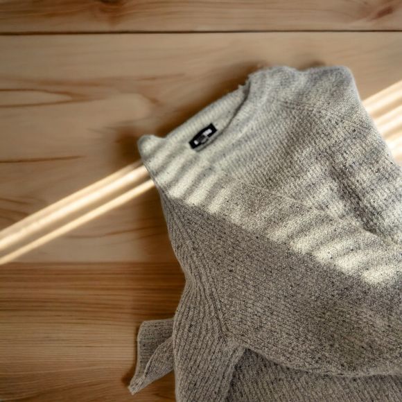 Express Women's Silver Sequined Gray Crewneck Crop Ribbed Sweater Medium - Picture 9 of 15